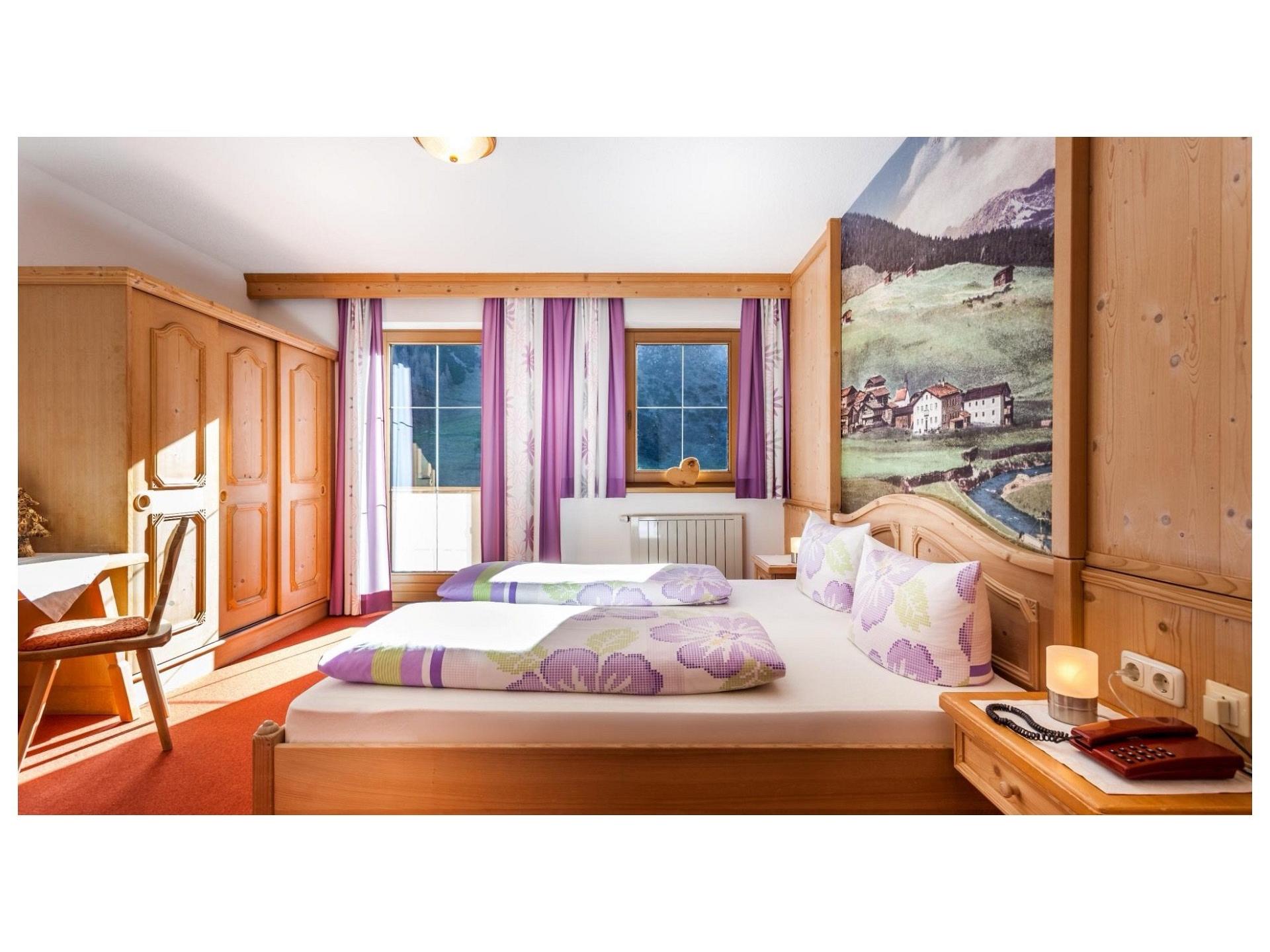 Schlafzimmer 1